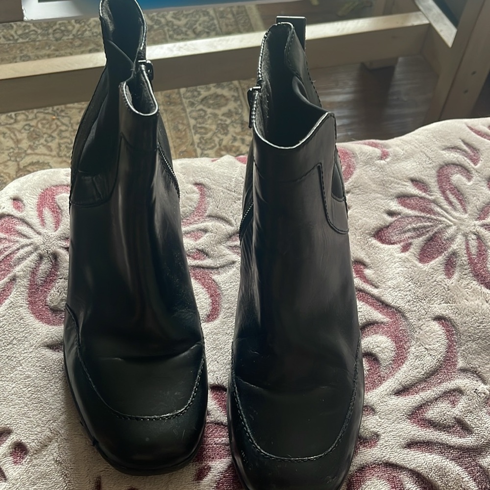 Black Women’s Clarks Ankle Bootie. Size 10M